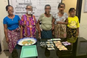 Polisi menunjukkan lima perempuan lansia beserta barang bukti judi ceki di Mapolsek Lingsar, Lombok Barat, Jumat (8/4/2022).