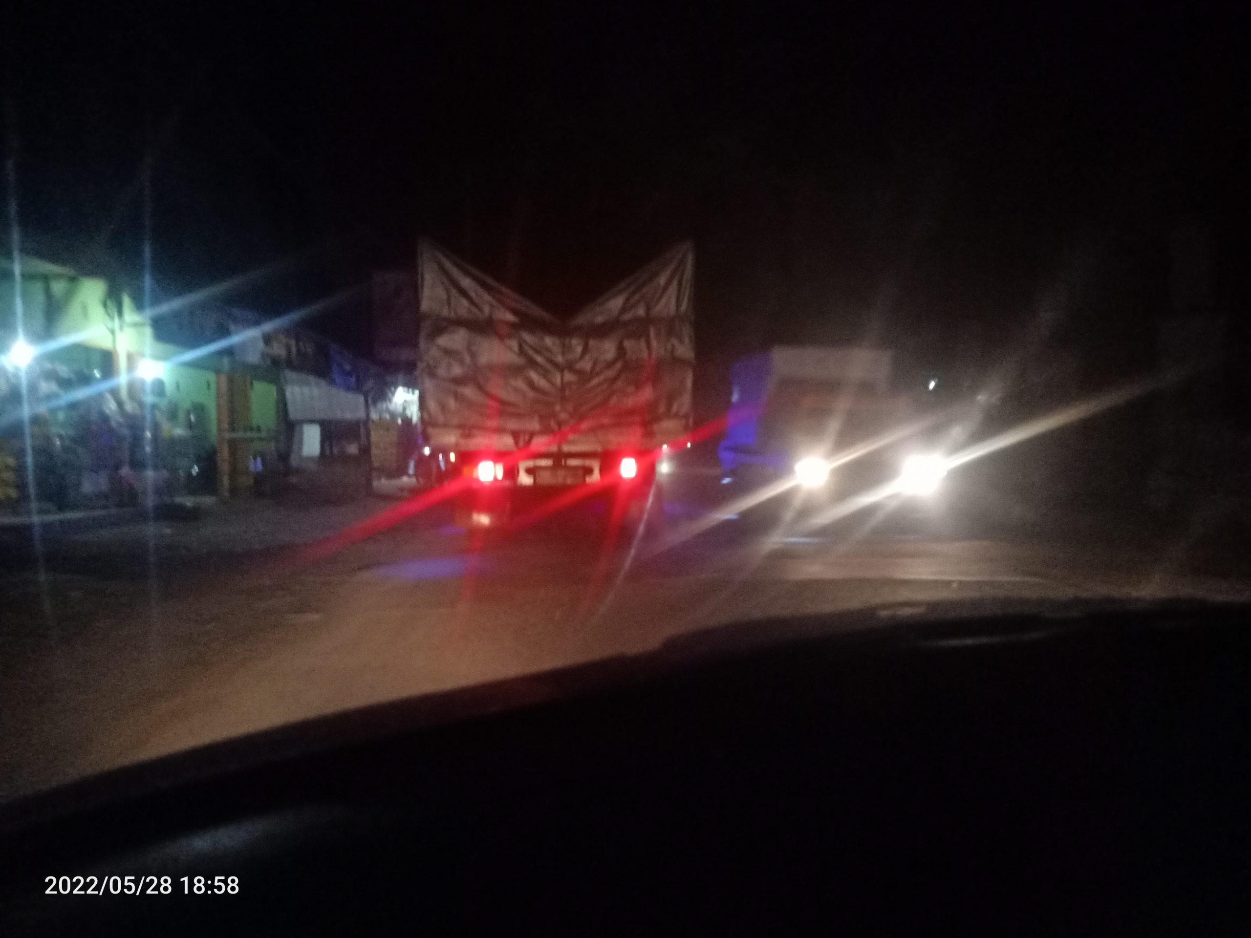 Jalan rusak parah dari pertigaan segenter menuju pelabuhan Gili mas Internasiona Lembar..