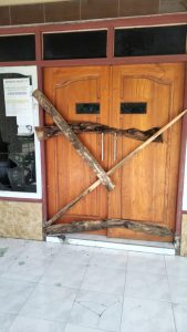 Penyegelan Kantor Desa Sekotong Barat di lakukan oleh pendemo yang dari Dusun Bantu Kijuk. Sekobar. 14-6-2022.