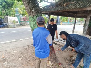 Mandes Desa Sekotong Barat mengukur tanahnya yang di depan masjid bersama dua ponaanya karna ada isu tanah tersebut mau di jual. Kamis.9 Juni 2022.