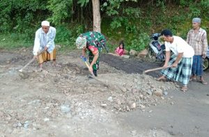 Belum Dapat Perhatian Pemerintah, Warga Eyat Mayang Inisiatif Tambal Sendiri Jalan yang Rusak. Minggu.3-07-2022.