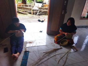 Kelompok pengerajinan Rotan di Dusun Tanggak sangat berharap Perhatian  Pemerintah Desa maupun Daerah. Kamis.6 Oktober 2022 Wartawan. Tomah