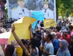 MASYARAKAT GILI TRAWANGAN KLU DEMO PEMPROV NTB TUNTUT PENGELOLAAN TANAH GILI DI TERTIBKAN