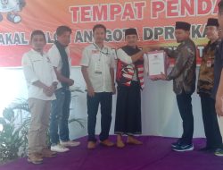 CALEG [PKN] LOMBOK TENGAH MENYERAHKAN BERKAS  KE KPU LOMBOK TENGAH.