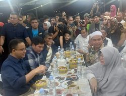 Walau Diguyur Hujan Anies Baswedan Ngopi Bareng Dengan Pengemar  Ngopi di Medan