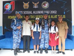 Bakti Sosial Alumni AAU 2002 Di SD GMIT Oehani dan SMPN 3 Taebenu Kupang.