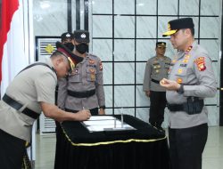 *Kapolda Kalbar Pimpin Upacara Pelantikan Irwasda, Kabidlabfor dan Serah Terima Jabatan Karolog, Dirlantas Serta Kapolres Sekadau*