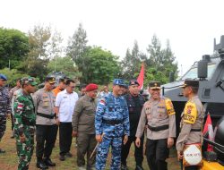 Sinergitas TNI-Polri : Danlanud EL Tari Bersama Wakapolda Inspektur Upacara Apel Gelar Pasukan Operasi Lilin Turangga 2023.