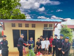 Kegiatan Rutinitas Dihari Jum’at Satbrimob Polda Kalbar Berbagi Bantuan Ke Masyarakat Yang Membutuhkan.