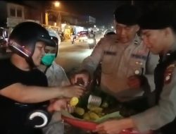 *Berbagi Kebaikan di Malam Tahun Baru, Polres Sekadau Bagikan Makanan kepada Warga*