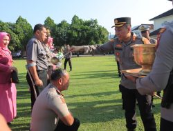 Awal Tahun 2024 Kapolres Sumbawa Barat Pimpin Kenaikan Pangkat  Personil Polres dan Brimob.