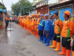*Sinergi Polsek Tanjung Duren Bersama 3 Pilar dan Masyarakat, Gelar Kerja Bakti Massal di Gg. Sejahtera III Jelambar Utama IV Pasca Kebakaran*