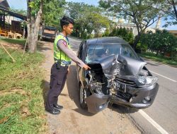 Ngeri,,!!  Akibat Diseruduk Dari Belakang Pengemudi Daihatsu Ayla Meninggal Dunia Setela Tepental Tabarak Pohon