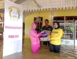 Ranting Cabang Bhayangkari Kuala Behe Perduli Berikan Sembako Kepada Korban Banjir