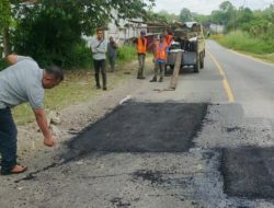 Waduh,,Kok Ada Pak Ogah di Tengah Jalan,Pekerjaan Proyek APBN Preservasi Jalan Tayan Aut Kuning