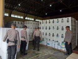Personil OMB Polres Singkawang Masih Siaga Lakukan Pengamanan di Gudang Logistik KPU Kota Singkawang.
