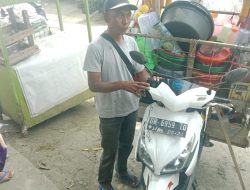 Pedagang Asongan Dengan Ketekunannya Bisa Menggumpulkan Uang Biaya Anaknya Ke Negara Jepang.