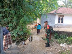 Babinsa Monitoring Pengukuran Lahan Oleh Poktan Untuk Dijadikan Jalan Usaha Tani Di Desa Sintung