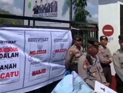 Aksi Demo Masyarakat Narmada di Depan Kantor Pengadilan Agama Giri Menang Lombok Barat.