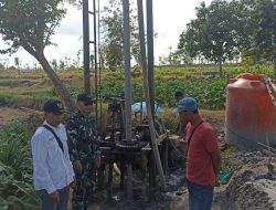 TNI Bersama Aparat Kelurahan Lakukan Pengecekan Sumur Bor Bantuan Dinas Pertanian Di Sasake