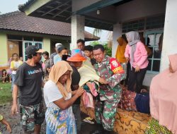 Warga Desa Teduh Tersambar Petir, Babinsa Bantu Evakuasi Korban Kerumah Duka