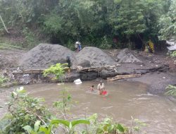 Hujan Berhari-hari, Sawah dan Aliran Sungai di Dusun Paok Gading Desa Sedau Narmada Dangkal.